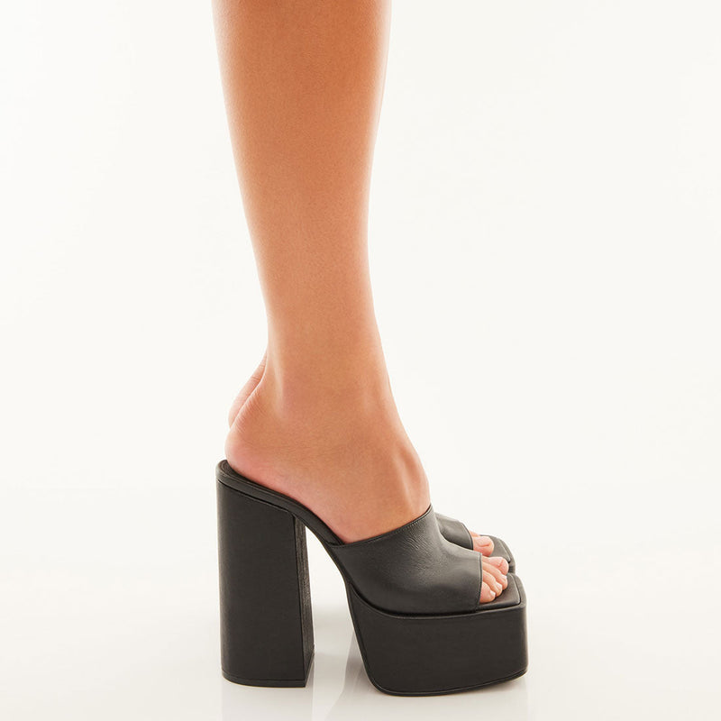TRIXIE BLACK LEATHER - SM REBOOTED